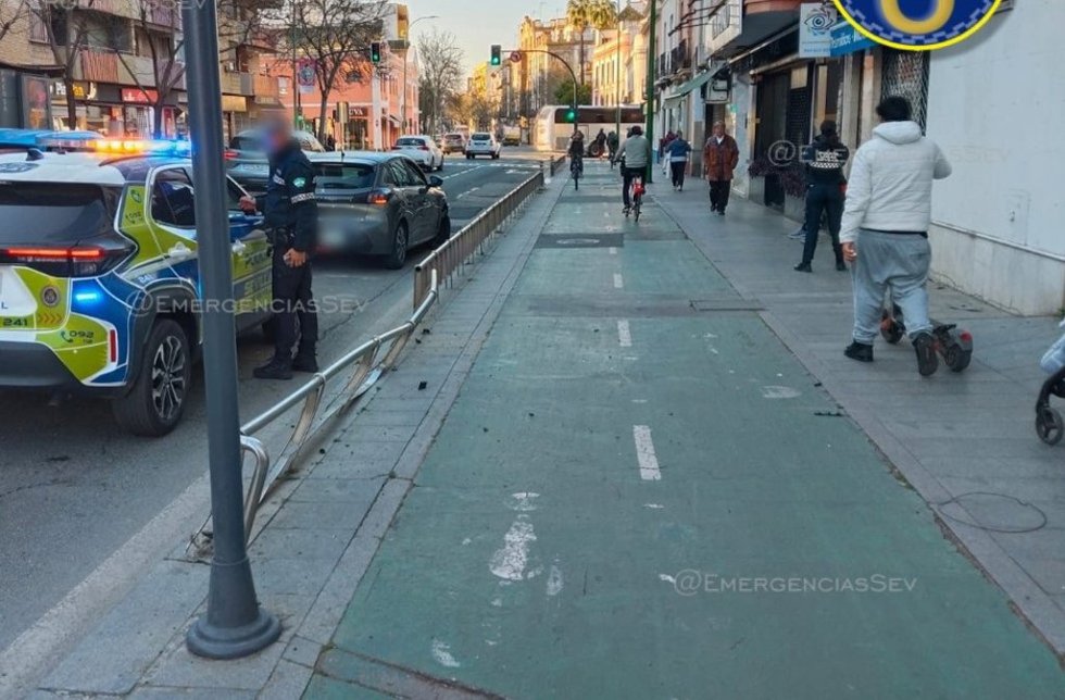 Accidente contra el vallado del carril bici en la avenida María Auxiliadora en Sevilla