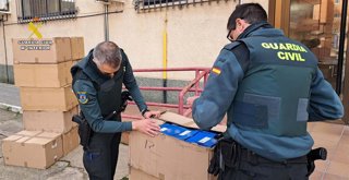Investigan a una persona en Palencia por comercializar 166 pares de zapatillas falsas en un mercadillo