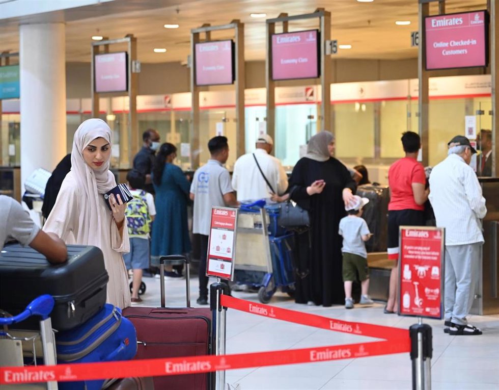 Archivo - Pasajeros en el Aeropuerto Internacional de Kuwait, en una fotografía de archivo