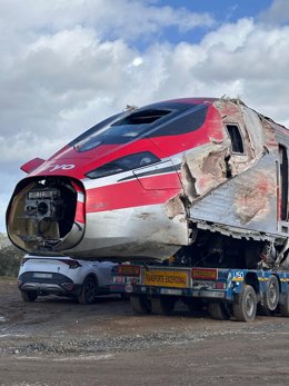 Archivo - Arquivo - Um dos vagões do Iryo acidentado em Adamuz é transportado por um guindaste, em 23 de janeiro de 2026, em Audaz, Córdoba, Andaluzia (Espanha). Os trabalhos na zona do acidente ferroviário em Adamuz (Córdoba) continuam hoje centrados na 