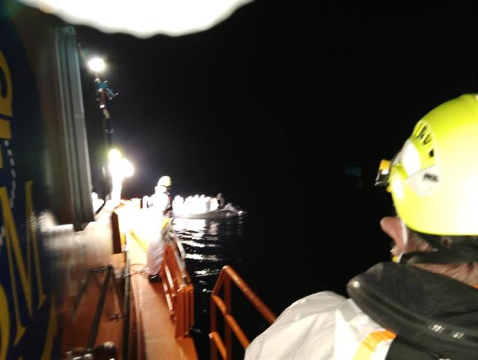 Rescate de 17 migrantes por la Salvamar Gienah en aguas de Alborán