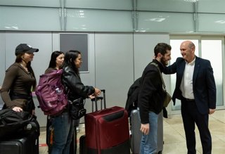 El presidente de la Real Federación Española de Fútbol (RFEF), Rafael Louzán, recibe a los deportistas españoles y sus familias que permanecían atrapados en Oriente Medio por la guerra en Irán a su llegada al aeropuerto de Barajas.