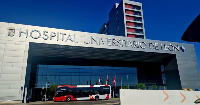 Archivo - Entrada al Complejo Asistencial Universitario de León.