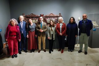 Autoridades en la inauguración de la exposición 'Estrenos. Semana Santa 2026' en la Fundación Cajasol de Cádiz