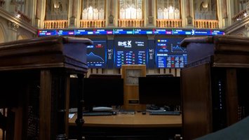 El Ibex 35 abre sesión con una caída del 0,3%, con el crudo en 96 dólares