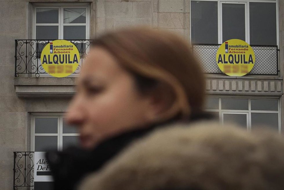 Viviendas con carteles de alquiler, a 24 de febrero de 2026, en Vigo, Pontevedra, Galicia (España). 