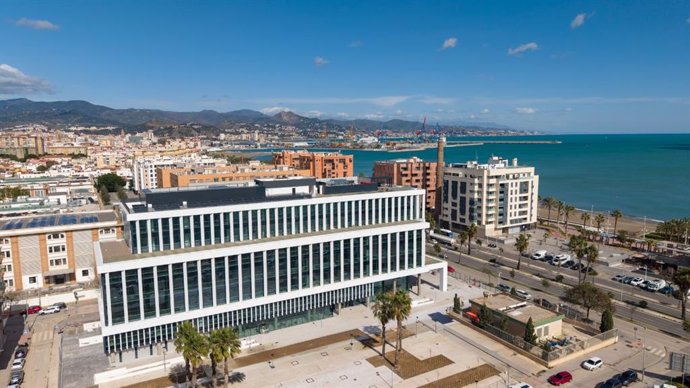 Imagen del edificio de oficinas Ágora, ubicado junto al Polo Digital de Tabacalera, en el paseo marítimo de Málaga.