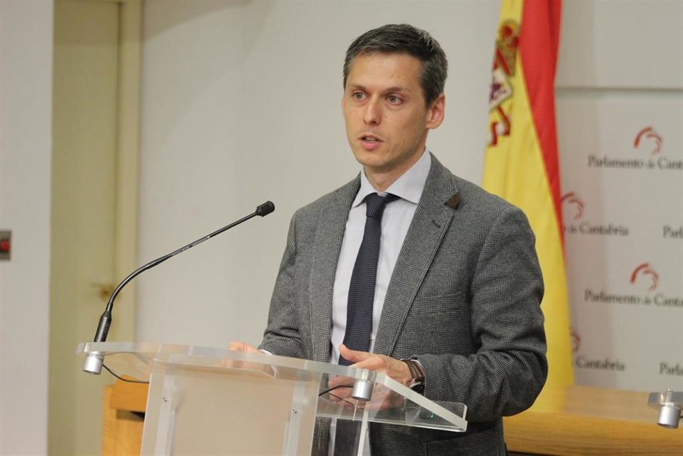 Archivo - El secretario de Política Autonómica y portavoz del grupo socialista en el Parlamento de Cantabria, Mario Iglesias