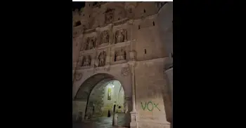 La alcaldesa de Burgos lamenta el grafiti aparecido el Arco de Santamaría