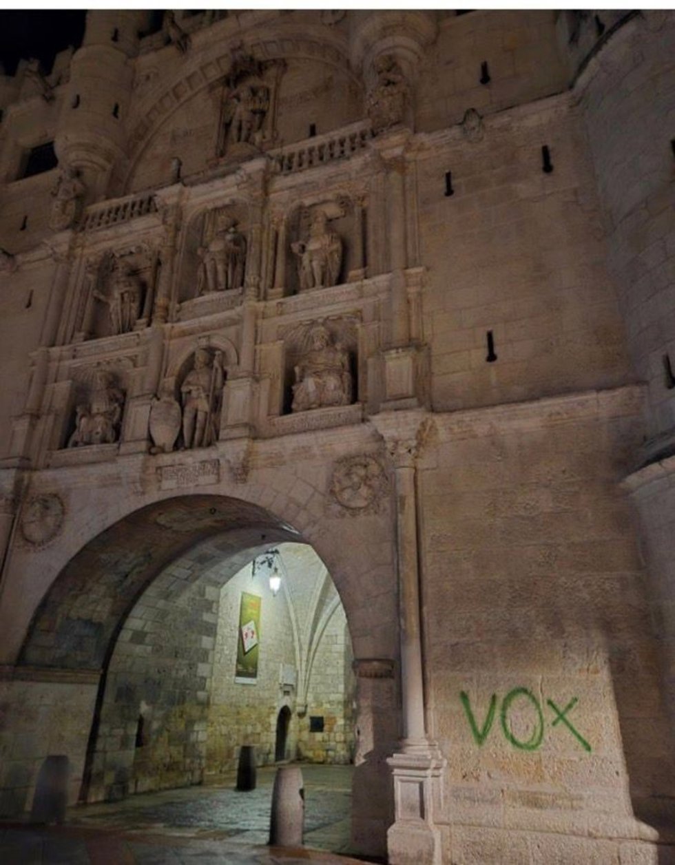 Pintada en el arco de Santa María de Burgos.
