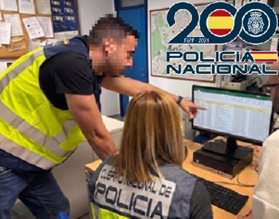 Ciberagentes de la Policía Nacional en Marbella (Málaga) en el marco de una operación en la que han recuperado dos millones de euros que una compañía inmobiliaria de lujo en la Costa del Sol había transferido bajo engaño.