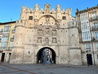 Imagen del arco de Santa María donde ha aparecido con lla palabra 'Vox'.