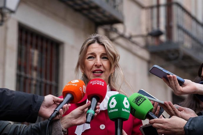 La vicepresidenta segunda y ministra de Trabajo y Economía Social, Yolanda Díaz, atiende a los medios de comunicación a su salida de la capilla ardiente por Raúl del Pozo, en la Plaza de la Villa, a 11 de marzo de 2026, en Madrid (España).