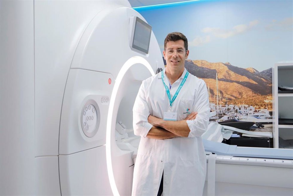 El jefe del servicio de Diagnóstico por la Imagen del Hospital Quirónsalud Marbella , el doctor Iván Artero, junto con una resonancia avanzada que mejora el diagnóstico de patologías cardíacas y cerebrales