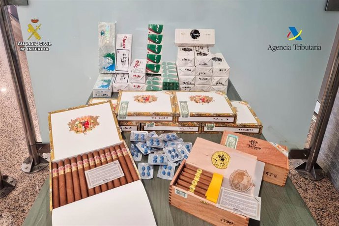 Puros, viagra y cigarrillos intervenidos a un pasajero en Alvedro