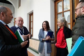 La consejerad de Fomento, Rocío Díaz, en el centro, junto a la consejera de Cultura y Deportes, Patricia del Pozo, en el Parlamento andaluz.