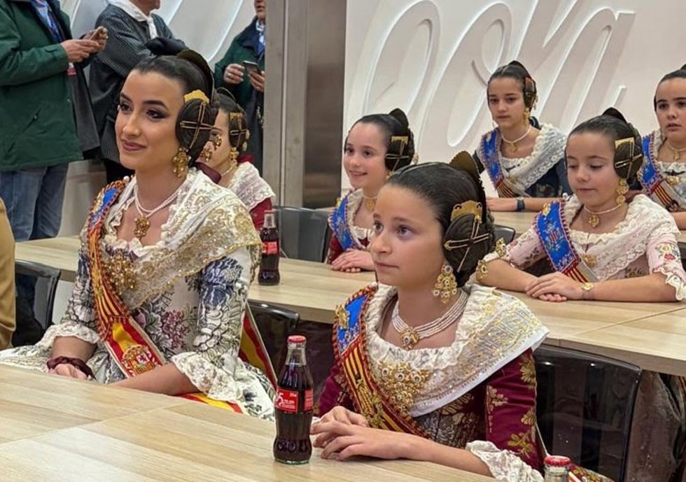 Las falleras mayores de Valncia, Carmen Prades y Marta Mercader, en la visita a la planta Coca-Cola en Quart de Poblet (Valéncia) junto a sus Cortes de Honor