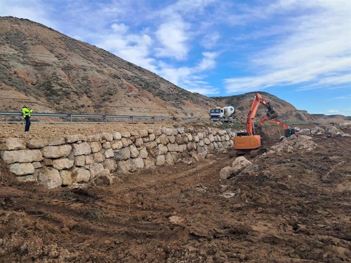 Maquinaria trabajando en la escollera de la N-126.