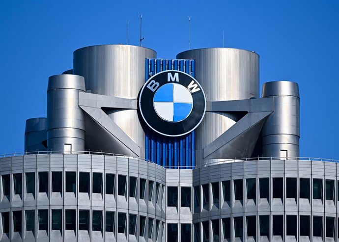 Archivo - FILED - 30 January 2026, Bavaria, Munich: The BMW brand logo can be seen on the BMW four-cylinder, also known as the BMW Tower and BMW Tower, the main administration building and landmark of the vehicle manufacturer BMW. Photo: Sven Hoppe/dpa