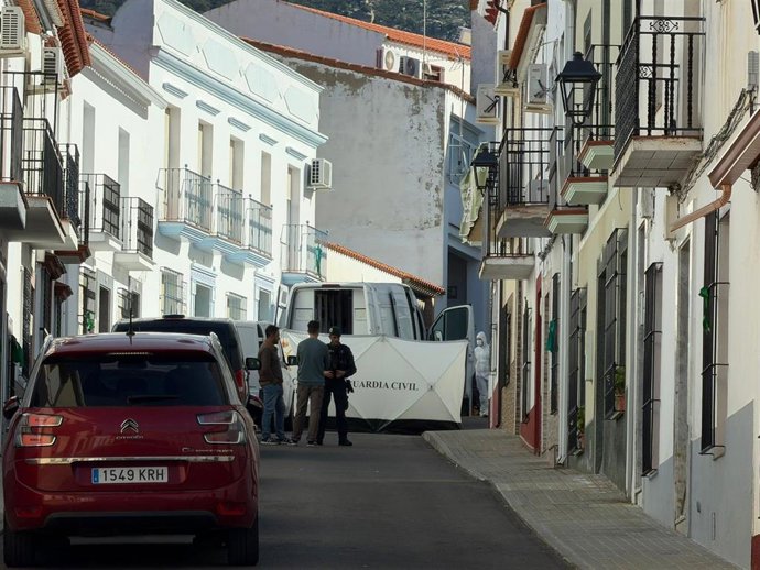 Los hijos de Francisca Cadenas hablan con un agente de la Guardia Civil