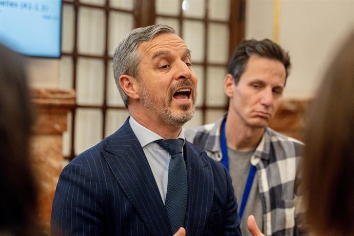 Archivo - El diputado del PP, Juan Bravo, durante una sesión de control al Gobierno, en el Congreso de los Diputados, a 9 de abril de 2025, en Madrid (España). 