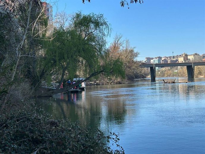 Imagen del río Pisuerga en el que buscan a una persona en el río Pisuerga