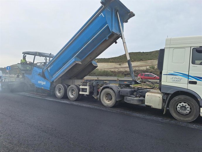 Reparación del firme en la A-23, a la altura de Zuera.