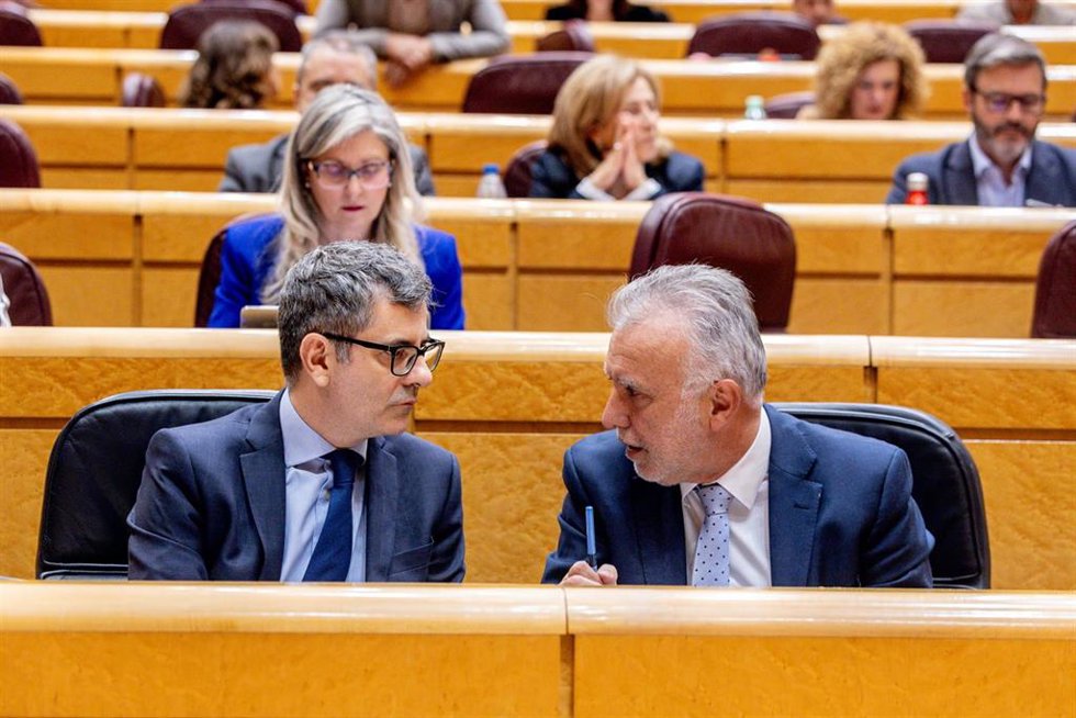 El ministro de la Presidencia, Justicia y Relaciones con las Cortes, Félix Bolaños (i) y el ministro de Política Territorial y Memoria Democrática, Ángel Víctor Torres (d), en una sesión de control en el Senado, a 3 de marzo de 2026, en Madrid (España).