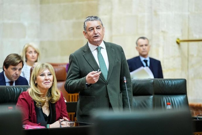 El consejero de Sanidad, Presidencia y Emergencias, Antonio Sanz, en el Pleno del Parlamento del 12 de marzo de 2026.