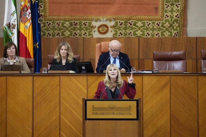 La consejera de Economía, Hacienda, Fondos Europeos y Diálogo Social, Carolina España, interviene en el Pleno del Parlamento andaluz.