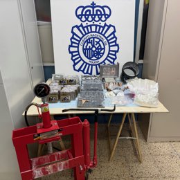 Material requisat al laboratori de cocaïna i haixix 