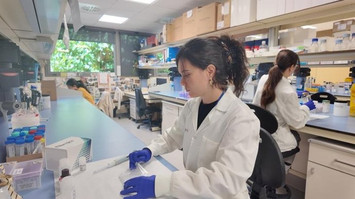 Imagen de una investigadora en el laboratorio