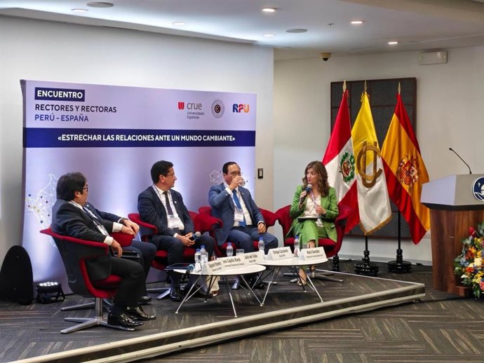 La rectora de la ULE, Nuria González, durante su participación en el Encuentro de Rectores y Rectoras España-Perú celebrado en Lima.
