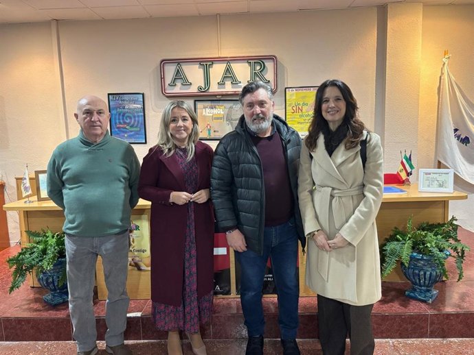 La delegada de Sanidad, Elena González (2i), en la visita a la Asociación Jiennense de Alcohólicos Rehabilitados.