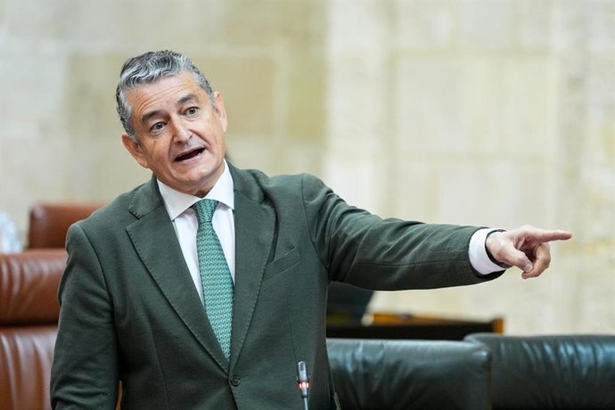 El consejero de Sanidad, Presidencia y Emergencias de la Junta de Andalucía, Antonio Sanz, en el Parlamento de Andalucía