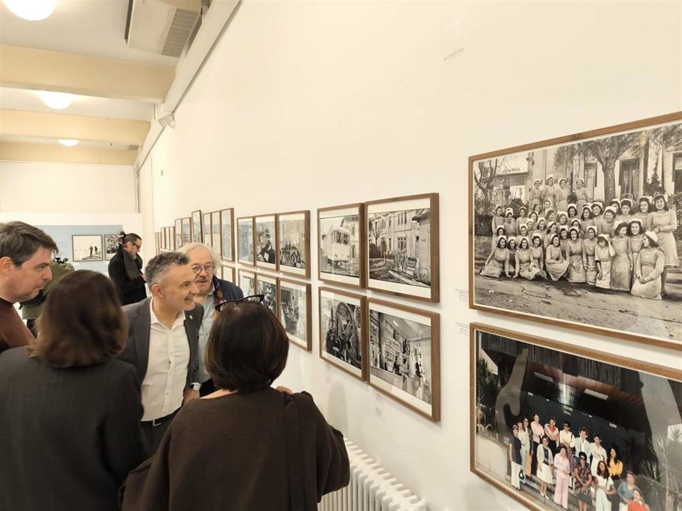 El alcalde de Logroño, Conrado Escobar, y otras autoridades, recorre, junto al comisario de la muestra, Jesús Rocandio, la exposición 'Vida y sociedad'