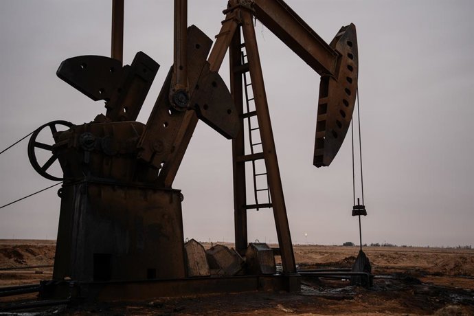 Archivo - 22 January 2026, Syria, Deir ez-Zor: A view of Al Omar oil field after is has been regained by the Syrian government. Al Omar is the largest field in Syria and according to the director of the Syrian Petroleum Company, its production has decline