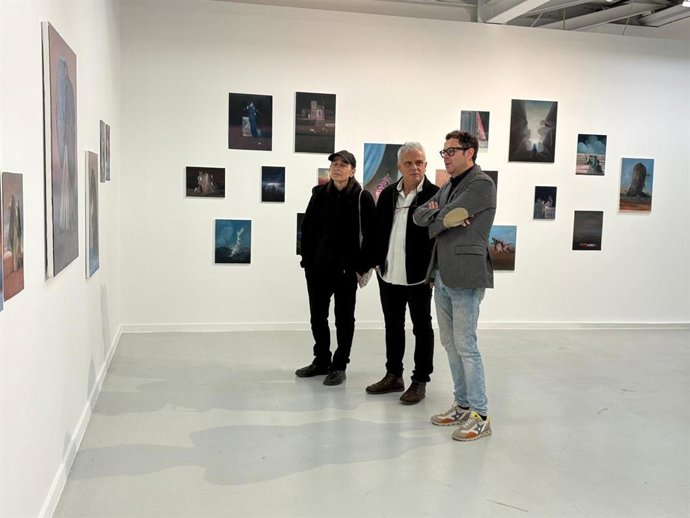 Visita del director general del Instituto de las Industrias Culturales y las Artes, Manuel Cebrián, a la exposición 'Crisálida', del artista Joseba Eskubi