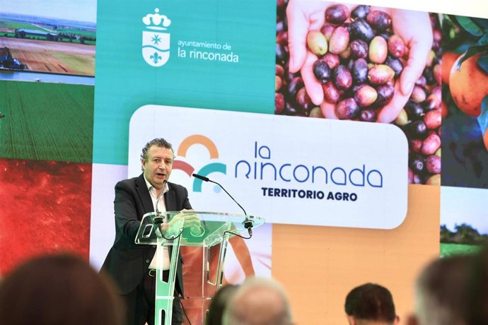 El alcalde de La Rinconada, Javier Fernández, en la presentación de la marca 'Territorio Agro'.