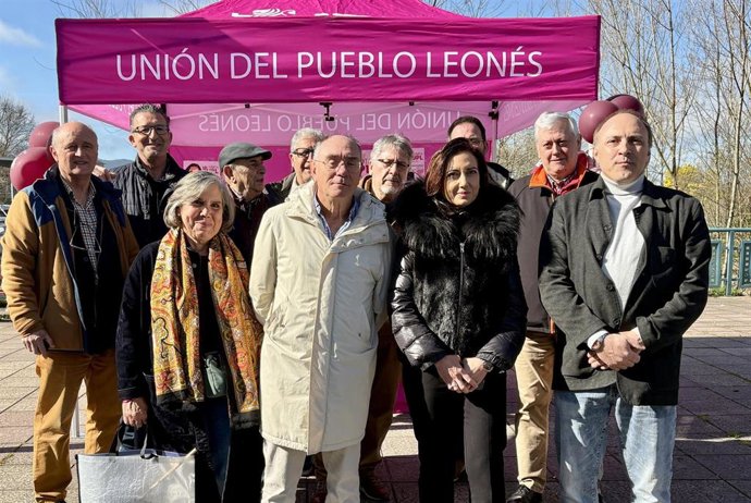 La candidata de Unión del Pueblo Leonés (UPL) a la Presidencia de la Junta, Alicia Gallego, durante su visita a Bembibre (León) este jueves.