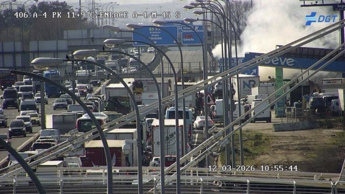 Invendio de un turismo en la A-4