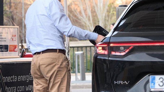 Un hombre repostando