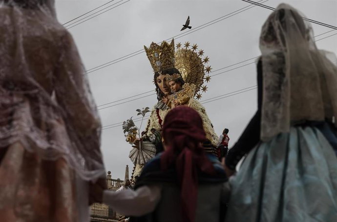 Archivo - Imagen de la ofrenda a la Virgen de los Desamparados durante las Fallas de 2025. 
