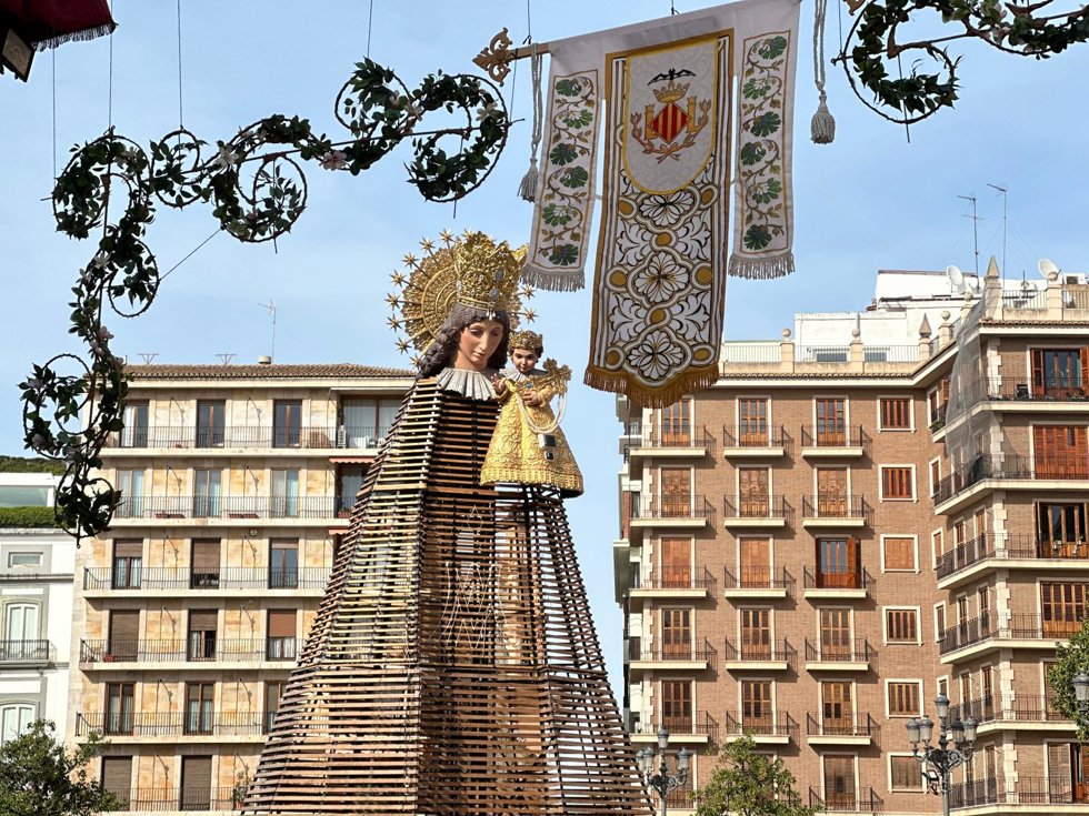 Imagen de la nueva ornamentación para el entorno de la ofrenda fallera a la Virgen de los Desamparados