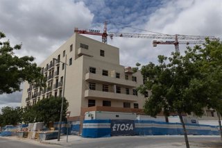 Archivo - Edificio de viviendas en construcción