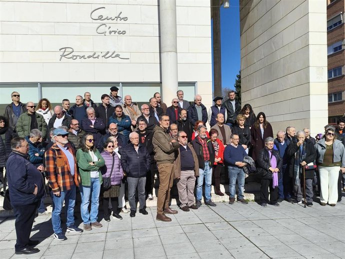 Minuto de silencio convocado por CCOO a las puertas del Centro Cívico Rondilla.
