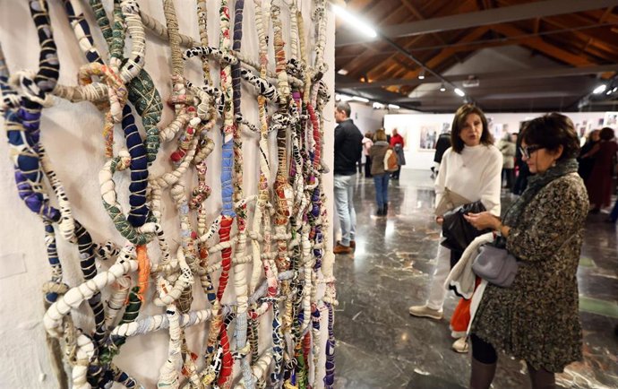 Las miradas y los rostros de la DANA de la artista Neus Chisbert se reencuentran en una exposición en Paiporta