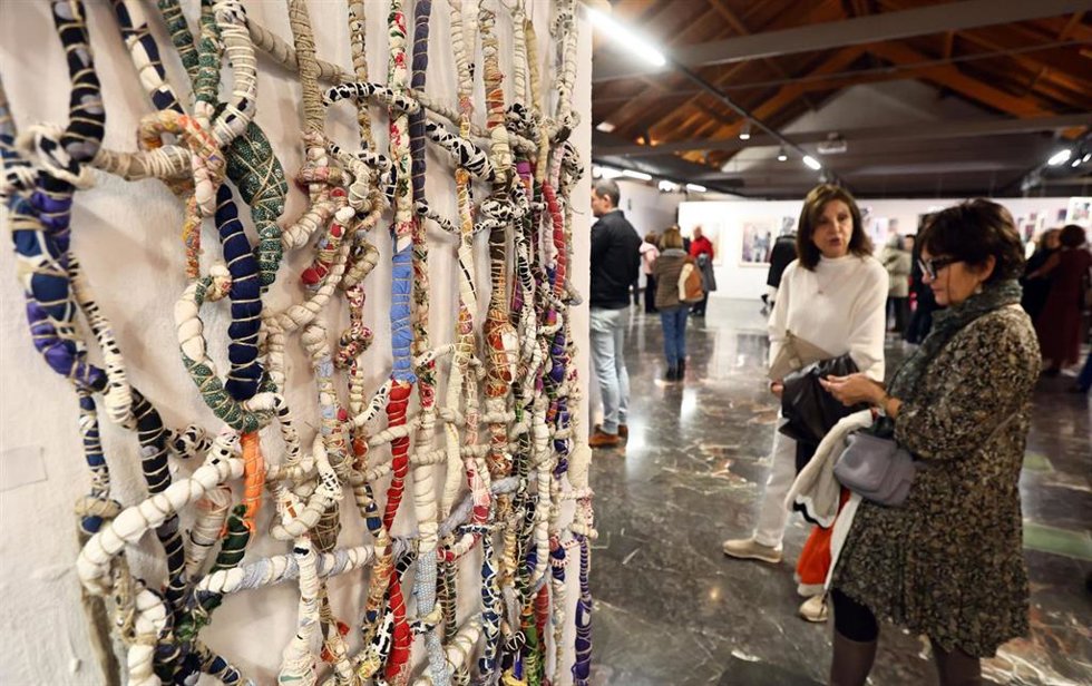 Las miradas y los rostros de la DANA de la artista Neus Chisbert se reencuentran en una exposición en Paiporta