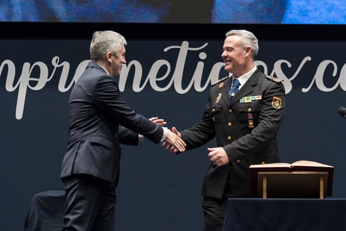 O comissário-chefe José Luis Santafé Arnedo (à direita), ao lado do ministro do Interior, Fernando Grande-Marlaska (à esquerda), durante sua posse como diretor adjunto operacional (DAO) da Polícia Nacional, no Complexo Policial de Canillas, em 12 de março