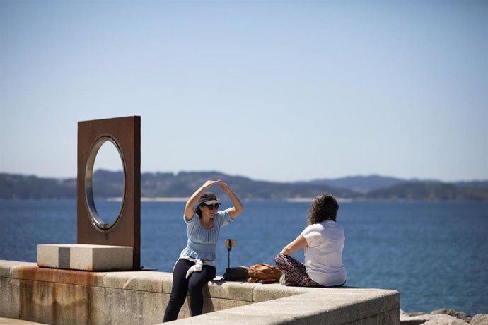 Archivo - Dos mujeres hacen ejercicio en el paseo marítimo de la playa de Sanxenxo, a 4 de junio de 2021, en Sanxenxo, Pontevedra, Galicia, (España). 
